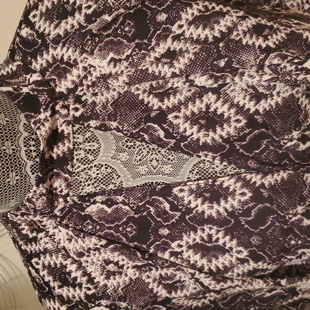SOLD 🚫 Romeo & Juliet Couture Snake Print Long Sleeve Top sz L - Picture 2 of 11